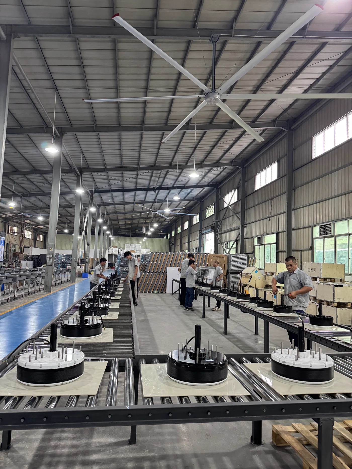 Hantaitong industrial big fan motor assembly line with workers and overhead fan